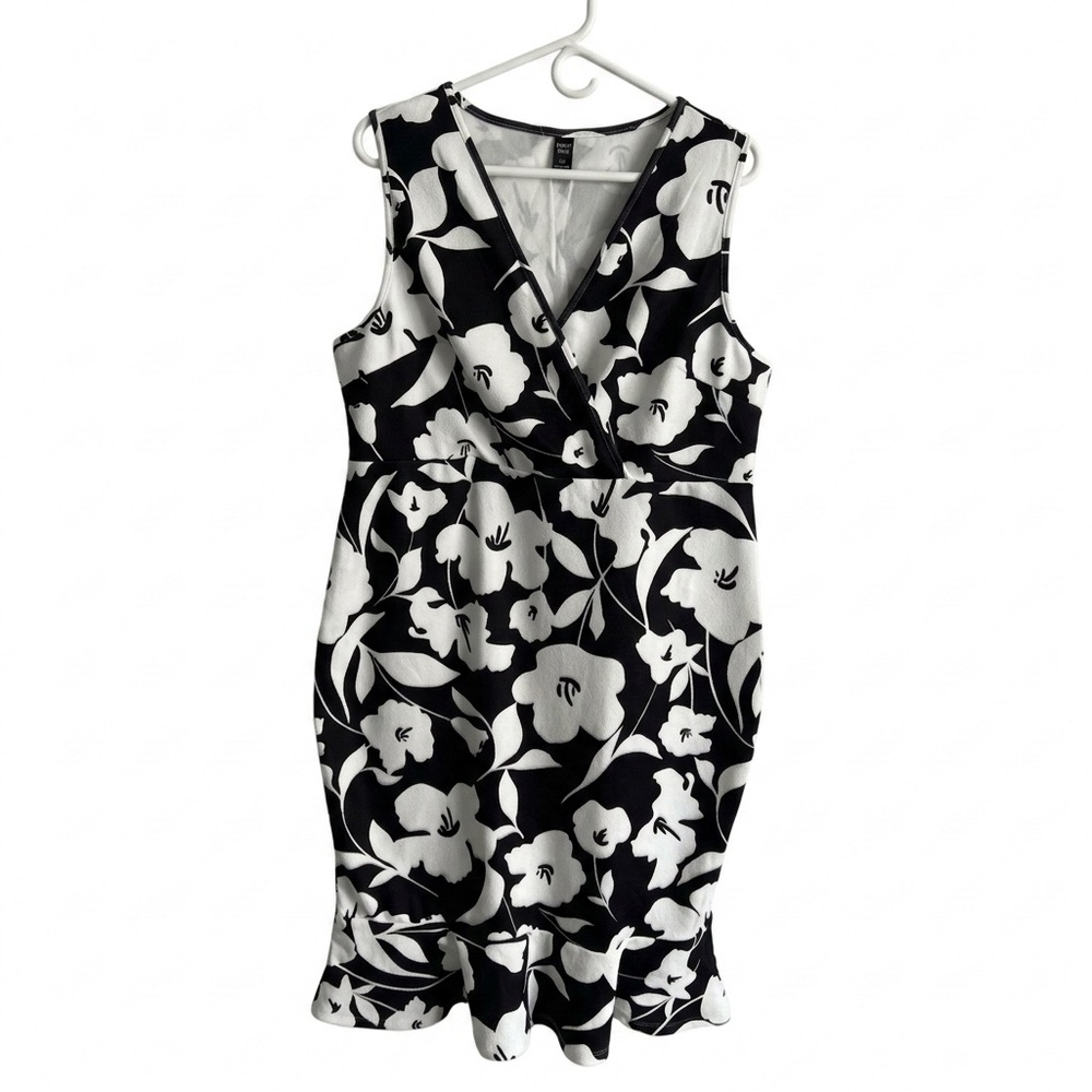 Gorgeous Black and White Sleeveless Floral Hibiscus Sheath Midi Dress